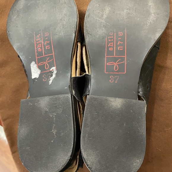 Leather sandals with Velcro closure on the outer sides. Approx 1 inch heel. - Picture 10 of 10